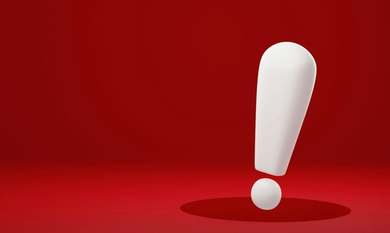 Webinarreihe 4 Eine Person mit grauen Haaren tippt auf einem Laptop auf einem Holztisch.