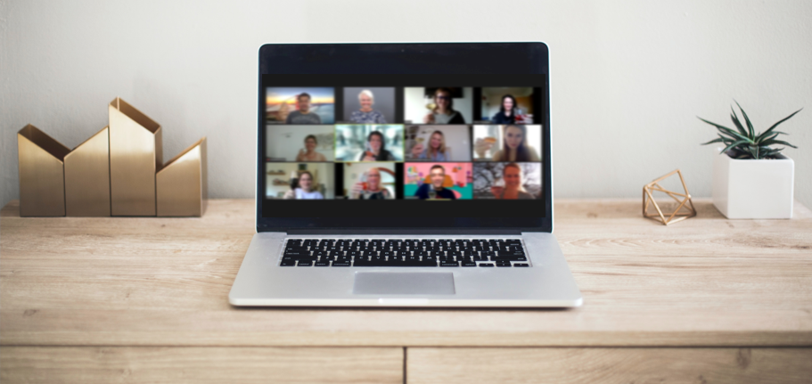 Impressum Laptop auf einem Tisch zeigt eine virtuelle Besprechung mit mehreren Teilnehmern.